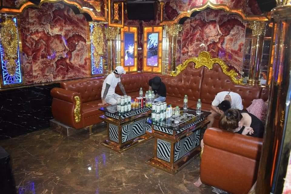Các đối tượng đang hát và sử dụng ma túy tại cơ sở karaoke Hoàng Tử. Ảnh: Công an Đông Hà. Các đối tượng đang hát và sử dụng ma túy tại cơ sở karaoke Hoàng Tử. Ảnh: Công an Đông Hà.