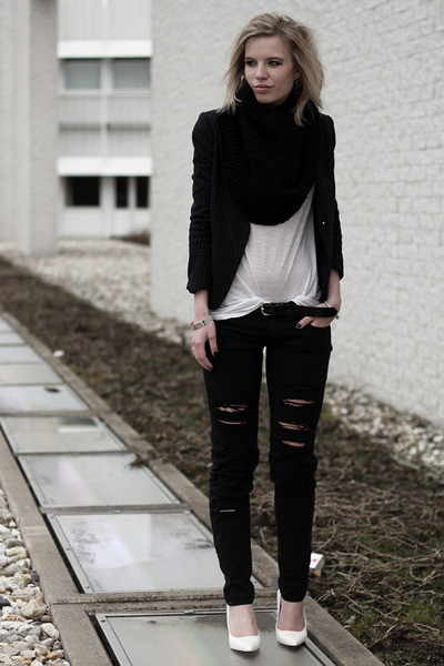 Áo sơ mi kẻ đang là xu hướng được nhiều bạn gái yêu thích. Set đồ jean kết hợp với sơ mi kẻ là lựa chọn hoàn hảo cho những cô nàng năng động. Mix quần jeans với áo sơ mi họa tiết vừa giúp bạn giữ được vẻ ngọt ngào, duyên dáng những cũng rất khỏe khoắn và năng động.