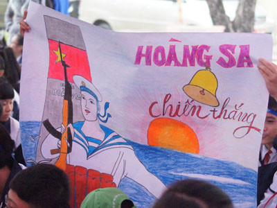 : Các cổ động viên nhí luôn hăng say cổ vũ cho đội thi của mình