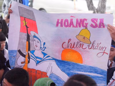 : Các cổ động viên nhí luôn hăng say cổ vũ cho đội thi của mình