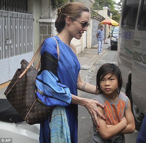 Jolie và con trai Pax Thiên đi ăn tại một nhà hàng ở Việt Nam