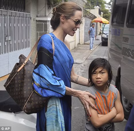 Jolie và con trai Pax Thiên đi ăn tại một nhà hàng ở Việt Nam