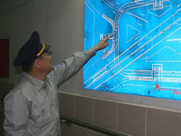 Nhiều người đi bộ xuống hầm không biết lối ra phải nhờ sự trwoj giúp của Đội quản lý hầm hướng dẫn