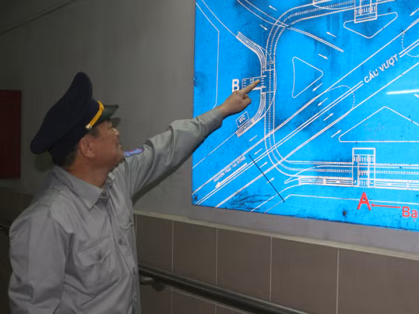 Nhiều người đi bộ xuống hầm không biết lối ra phải nhờ sự trwoj giúp của Đội quản lý hầm hướng dẫn