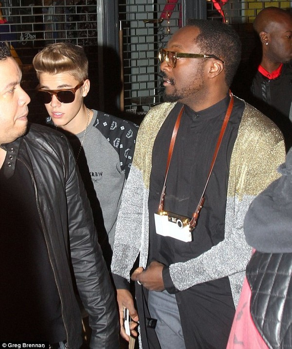 Justin bị bắt gặp tại cùng một câu lạc bộ với will.i.am