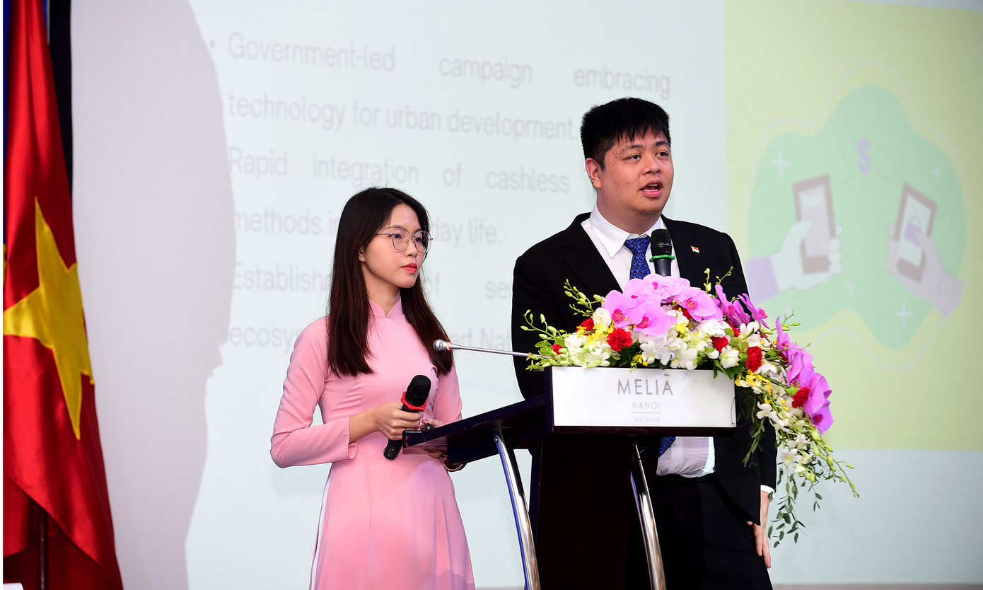 Lãnh đạo thanh niên hai nước trao đổi và lắng nghe đại biểu thanh niên đại diện cho nhóm trình bày ý tưởng, giải pháp liên quan chuyển đổi số tại chương trình. Ảnh: Xuân Tùng Lãnh đạo thanh niên hai nước trao đổi và lắng nghe đại biểu thanh niên đại diện cho nhóm trình bày ý tưởng, giải pháp liên quan chuyển đổi số tại chương trình. Ảnh: Xuân Tùng