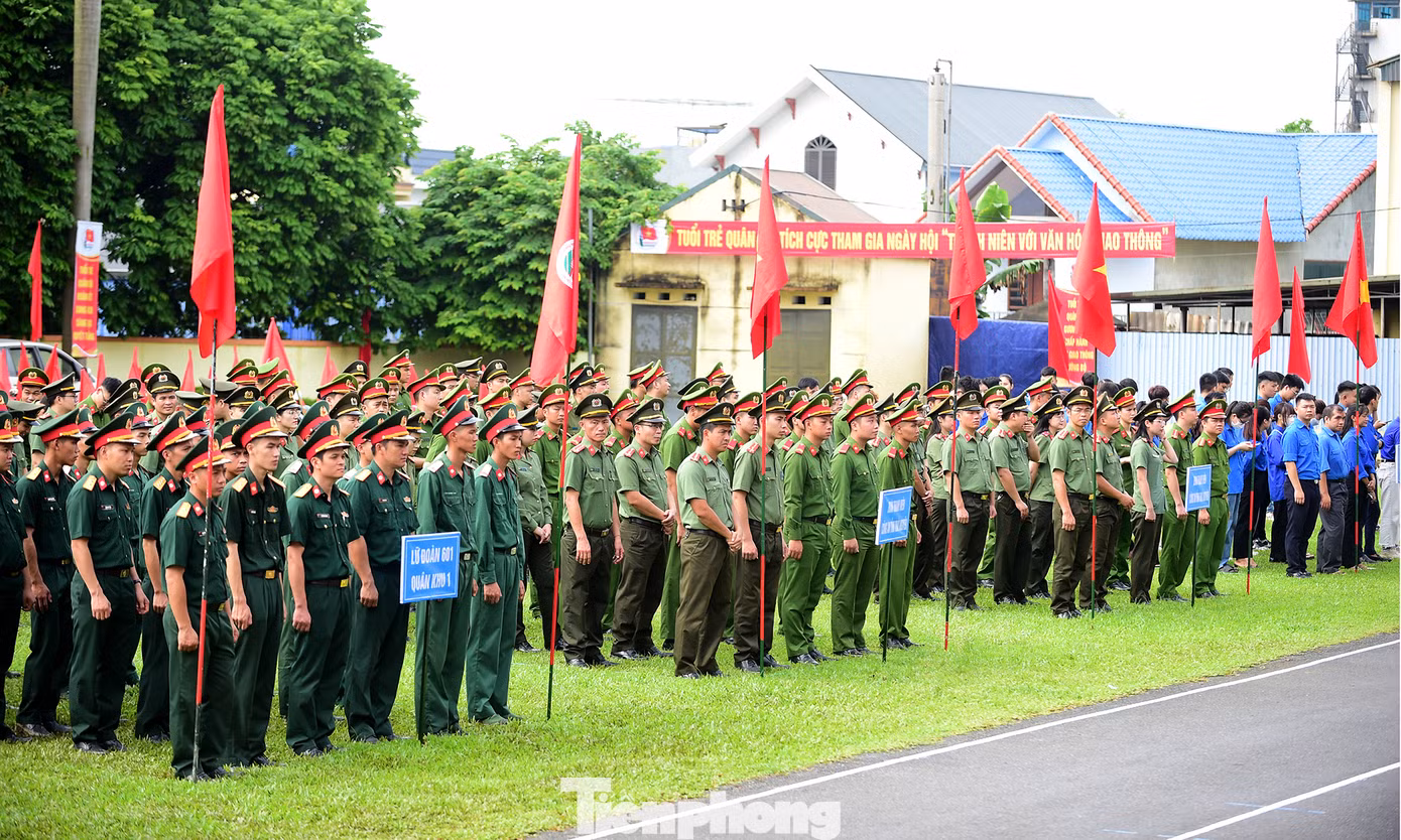 Tuổi trẻ quân đội, công an và đoàn viên thanh niên tỉnh Thái Nguyên tham gia ngày hội. Ảnh: Xuân Tùng