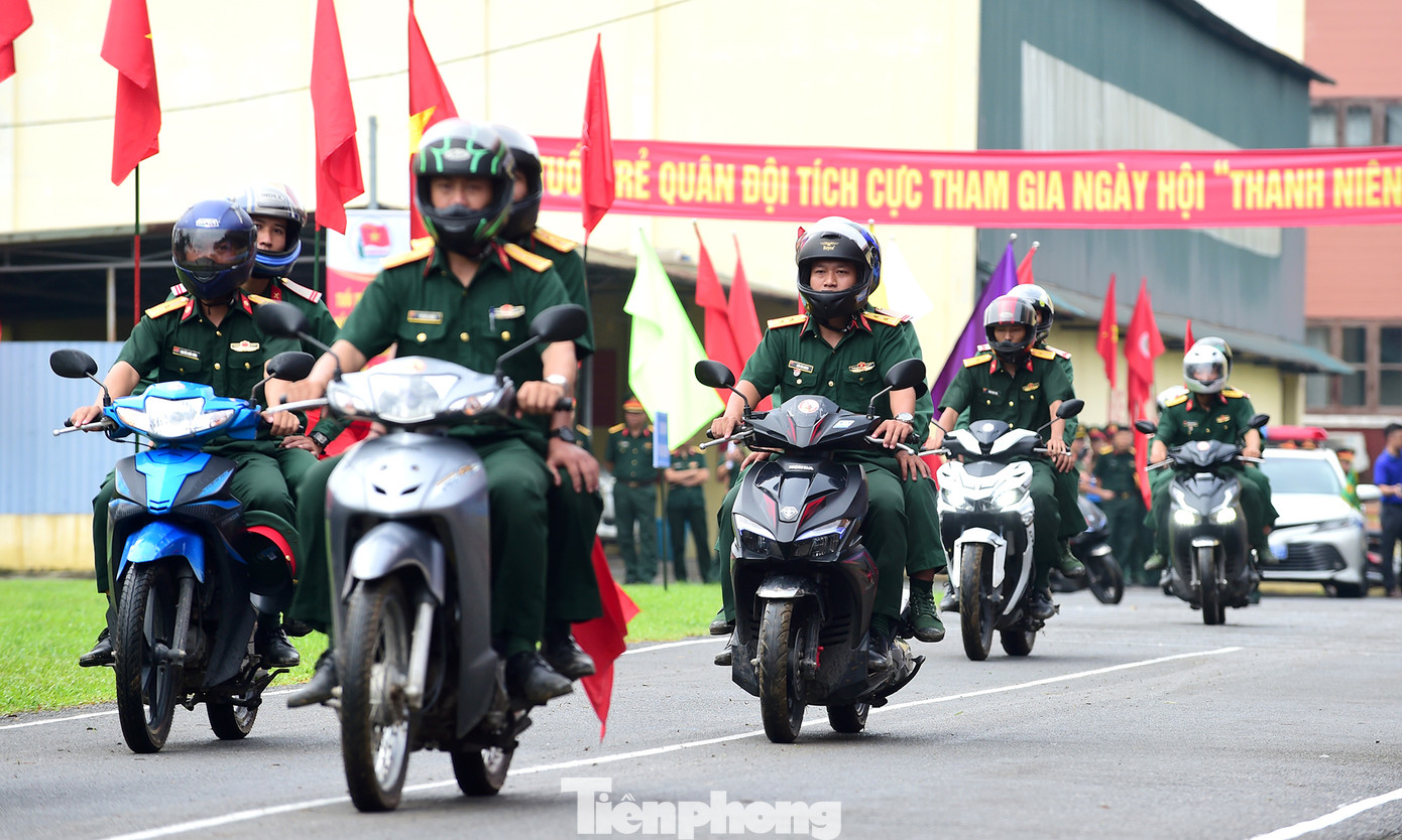 Tuần hành tuyên truyền văn hóa giao thông. Ảnh: Xuân Tùng Tuần hành tuyên truyền văn hóa giao thông. Ảnh: Xuân Tùng