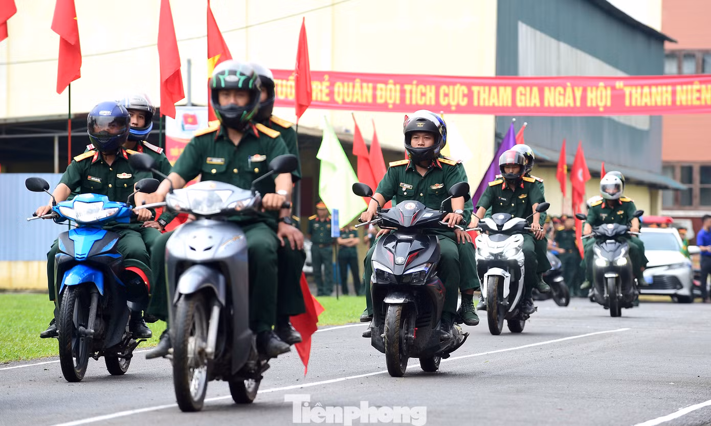 Tuần hành tuyên truyền văn hóa giao thông. Ảnh: Xuân Tùng