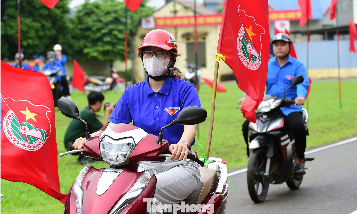 Tuần hành tuyên truyền văn hóa giao thông. Ảnh: Xuân Tùng Tuần hành tuyên truyền văn hóa giao thông. Ảnh: Xuân Tùng