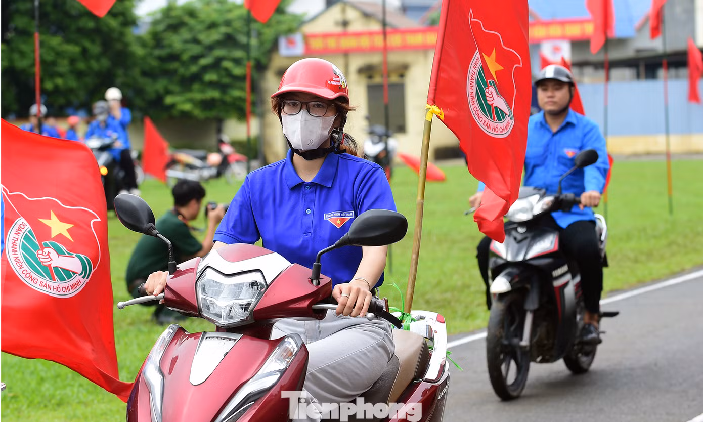 Tuần hành tuyên truyền văn hóa giao thông. Ảnh: Xuân Tùng