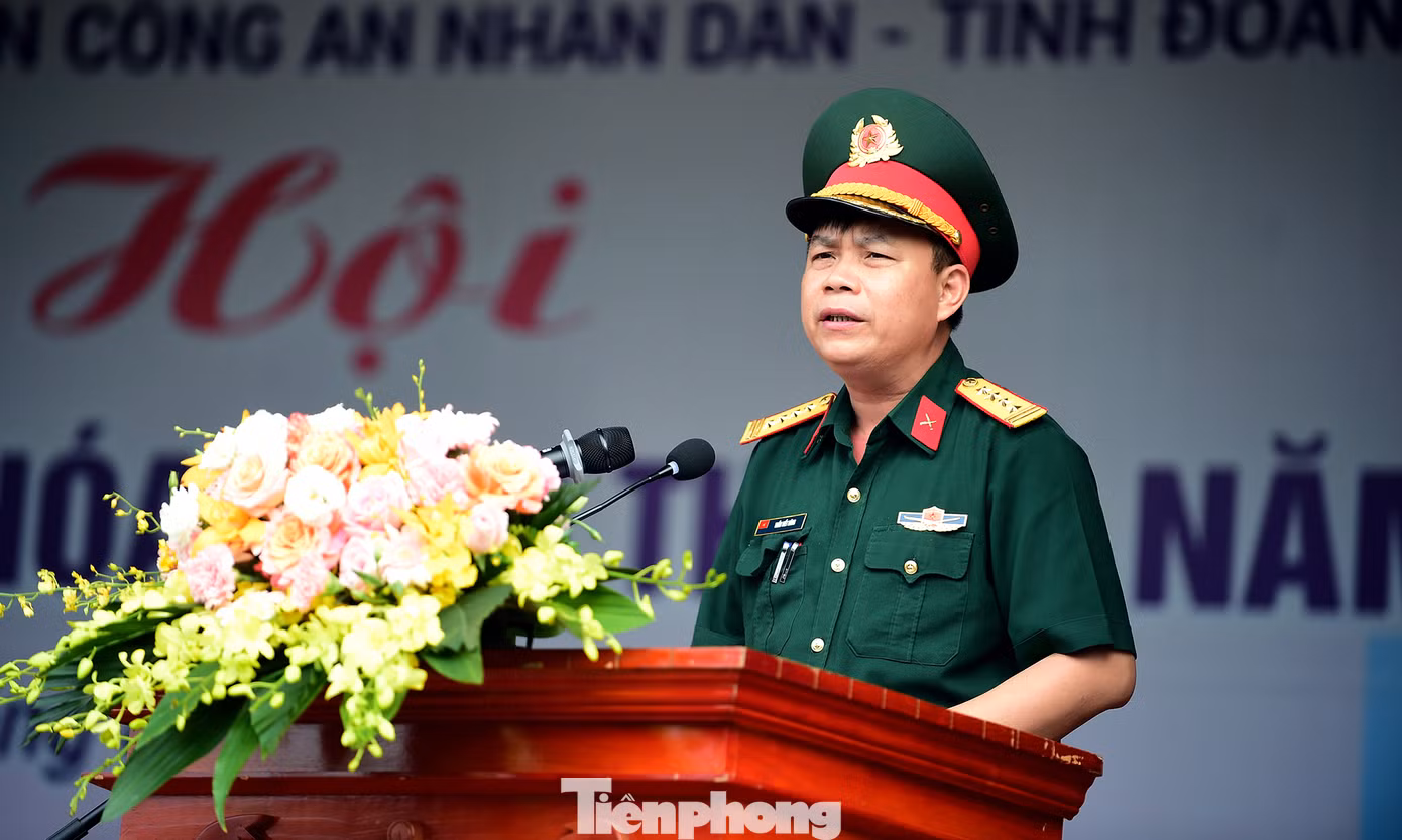 Đại tá Trần Viết Năng phát biểu tại chương trình. Ảnh: Xuân Tùng