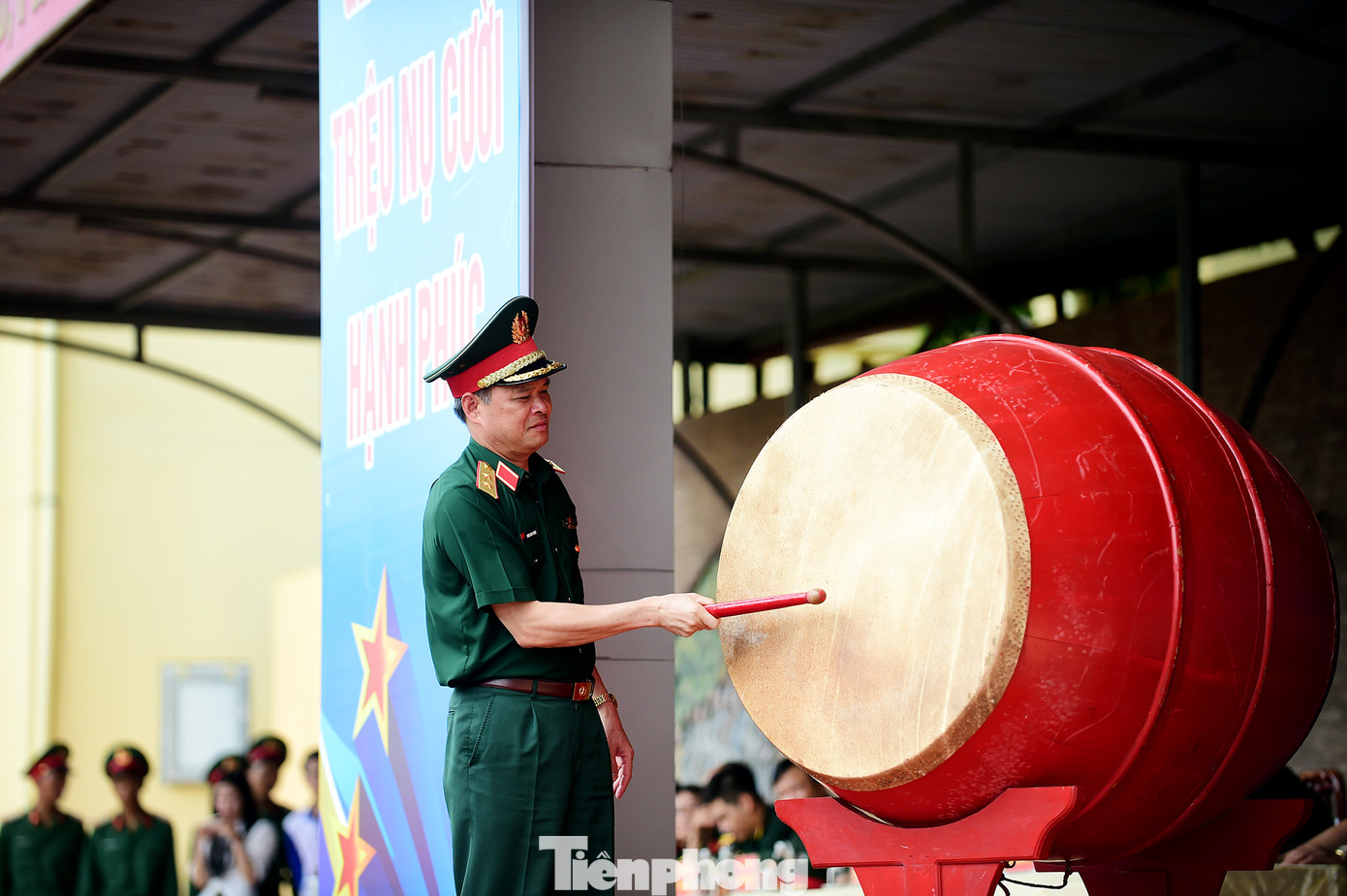 Trung tướng Dương Đình Thông - Chính uỷ Quân khu I đánh trống khai hội. Ảnh: Xuân Tùng Trung tướng Dương Đình Thông - Chính uỷ Quân khu I đánh trống khai hội. Ảnh: Xuân Tùng