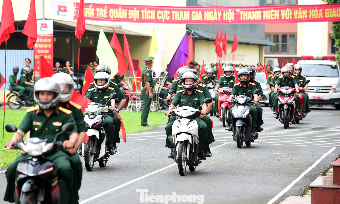 Tuần hành tuyên truyền văn hóa giao thông. Ảnh: Xuân Tùng Tuần hành tuyên truyền văn hóa giao thông. Ảnh: Xuân Tùng