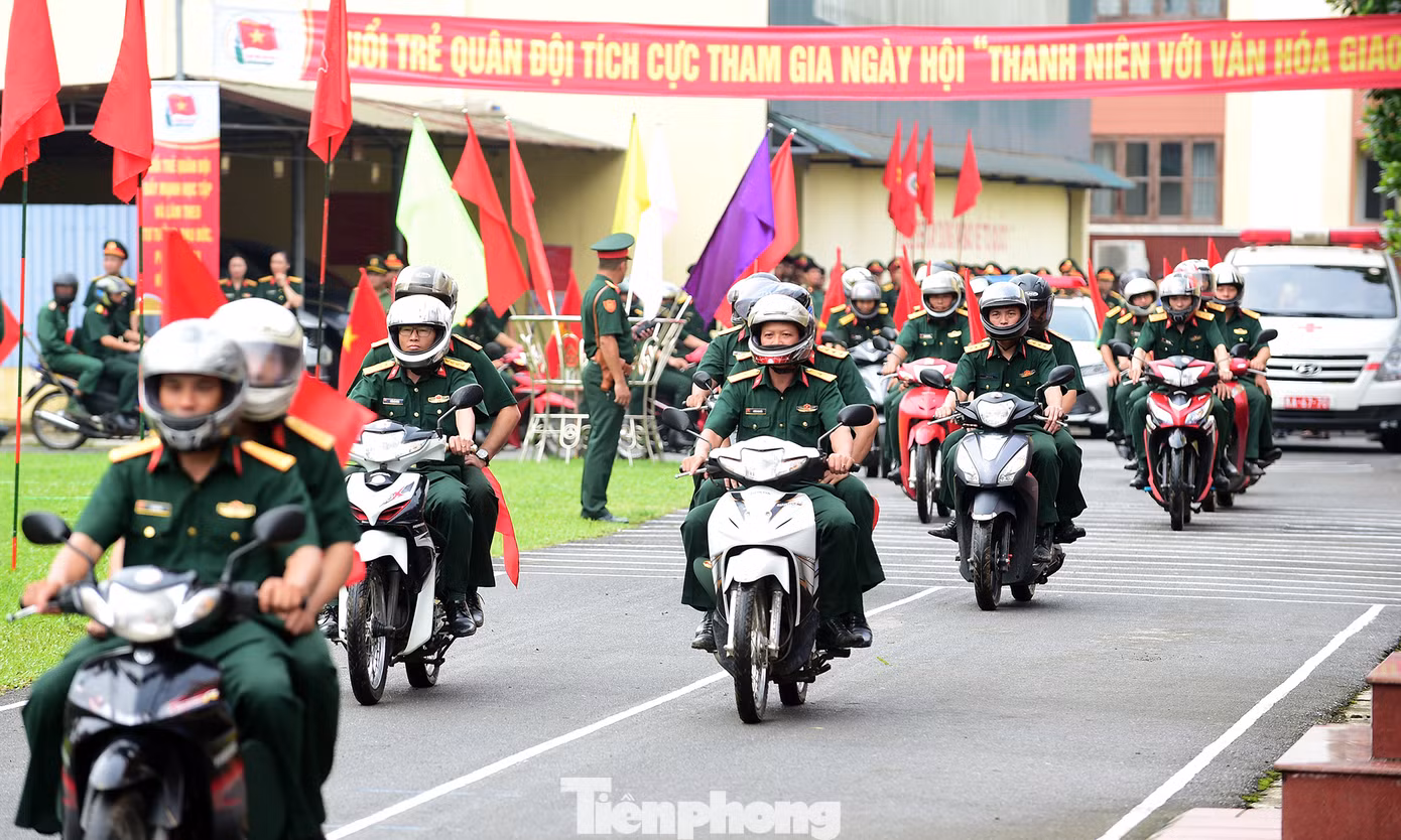 Tuần hành tuyên truyền văn hóa giao thông. Ảnh: Xuân Tùng