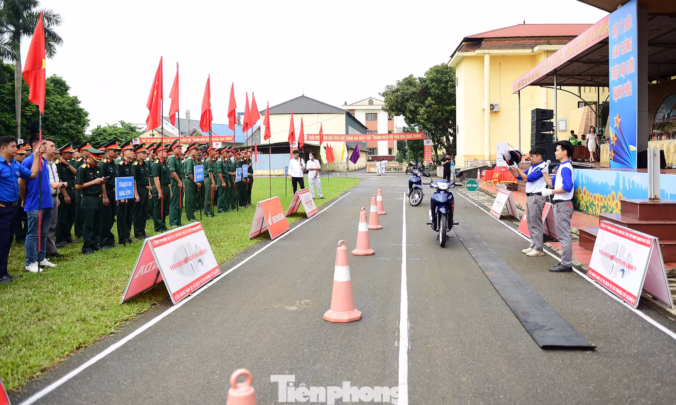 Tập huấn thực hành lái xe an toàn. Ảnh: Xuân Tùng