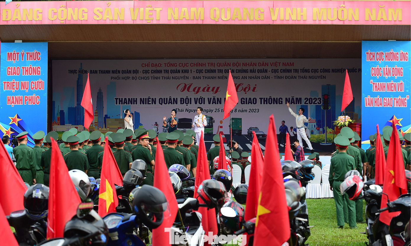 Chương trình văn nghệ mở đầu ngày hội Thanh niên Quân đội với văn hóa giao thông năm 2023. Ảnh: Xuân Tùng Chương trình văn nghệ mở đầu ngày hội Thanh niên Quân đội với văn hóa giao thông năm 2023. Ảnh: Xuân Tùng