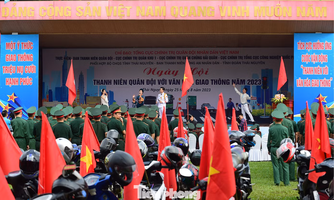 Chương trình văn nghệ mở đầu ngày hội Thanh niên Quân đội với văn hóa giao thông năm 2023. Ảnh: Xuân Tùng