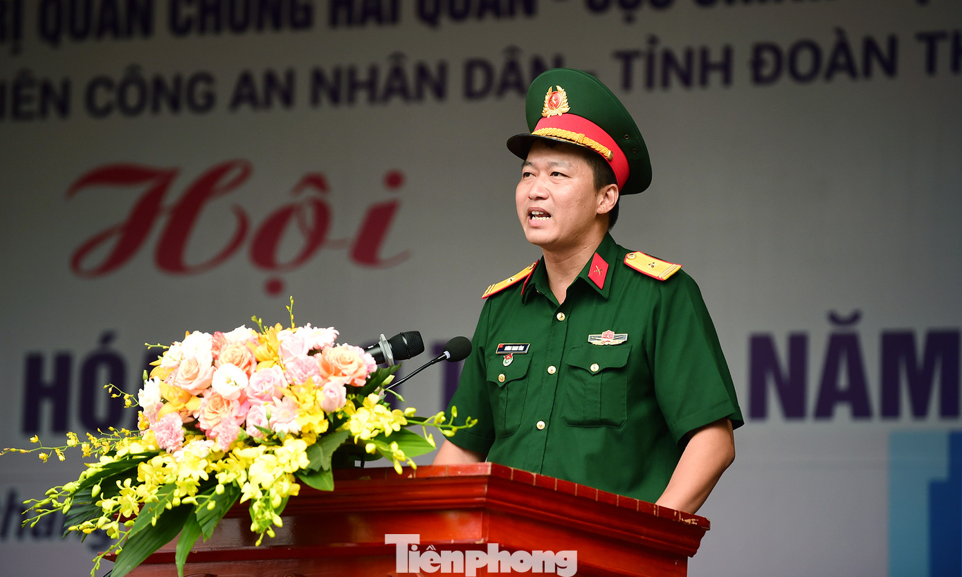 Đại diện tuổi trẻ quân đội và đoàn viên thanh niên phát biểu hưởng ứng thực hiện văn hóa giao thông. Ảnh: Xuân Tùng Đại diện tuổi trẻ quân đội và đoàn viên thanh niên phát biểu hưởng ứng thực hiện văn hóa giao thông. Ảnh: Xuân Tùng