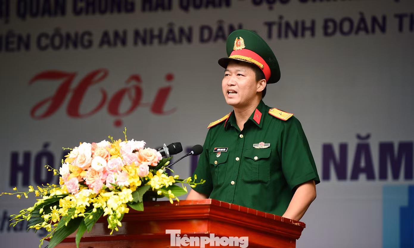 Đại diện tuổi trẻ quân đội và đoàn viên thanh niên phát biểu hưởng ứng thực hiện văn hóa giao thông. Ảnh: Xuân Tùng