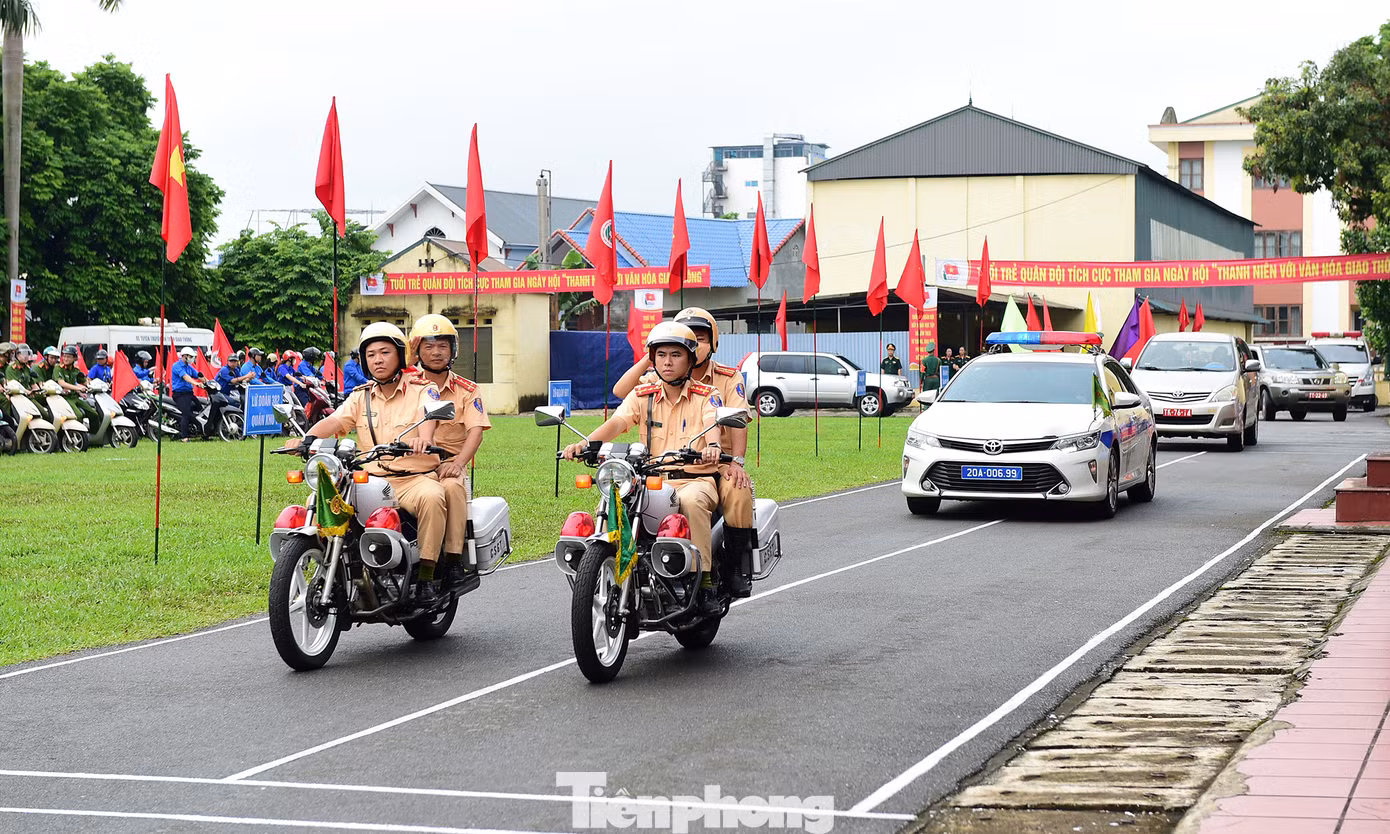 Tuần hành tuyên truyền văn hóa giao thông. Ảnh: Xuân Tùng