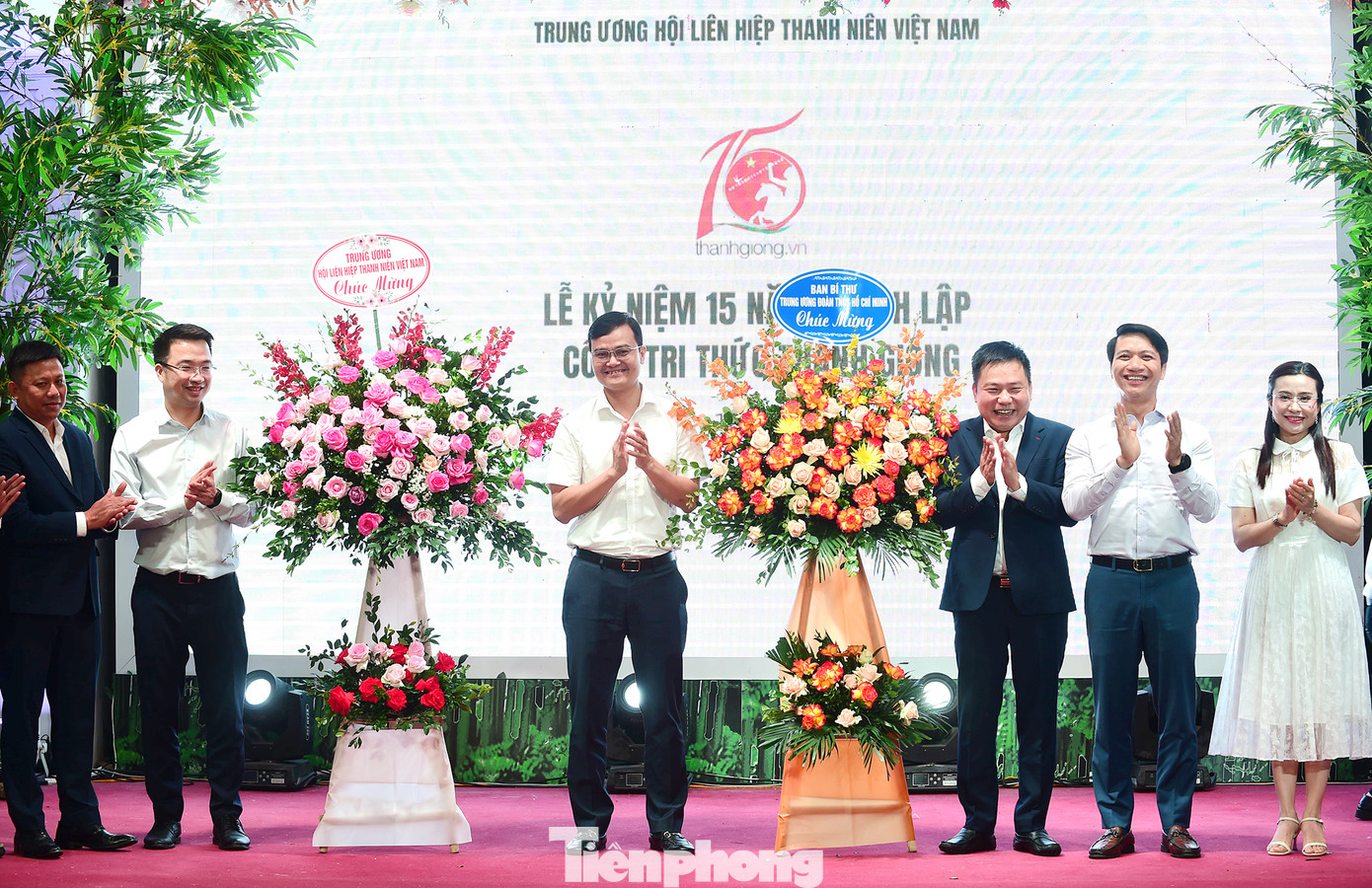 Ban Bí thư T.Ư Đoàn, Đoàn Chủ tịch T.Ư Hội LHTN Việt Nam tặng hoa chúc mừng Cổng Tri thức Thánh Gióng. Ảnh: Xuân Tùng