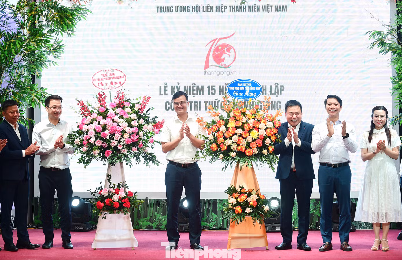 Ban Bí thư T.Ư Đoàn, Đoàn Chủ tịch T.Ư Hội LHTN Việt Nam tặng hoa chúc mừng Cổng Tri thức Thánh Gióng. Ảnh: Xuân Tùng