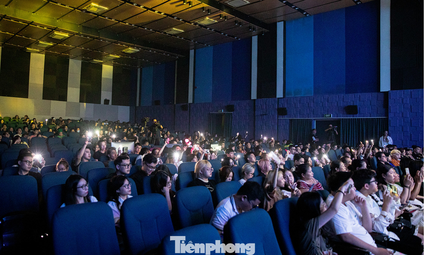 Đông đảo khán giả cổ vũ, theo dõi các sinh viên tại những buổi thi tốt nghiệp.