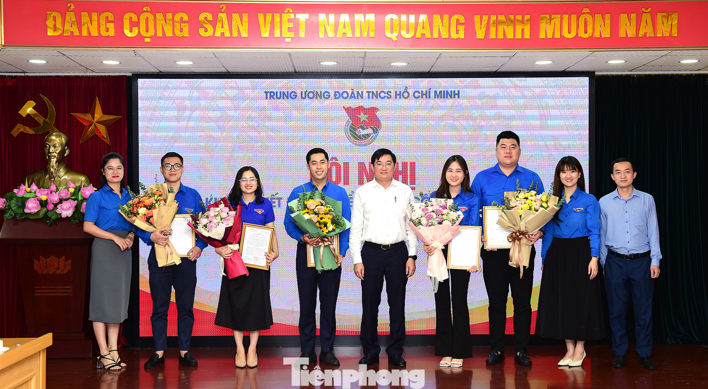 Anh Bùi Minh Tuấn - Trưởng Ban Tổ chức T.Ư Đoàn, cùng cán bộ Ban chúc mừng các công chức mới nhận nhiệm vụ công tác về Ban.
