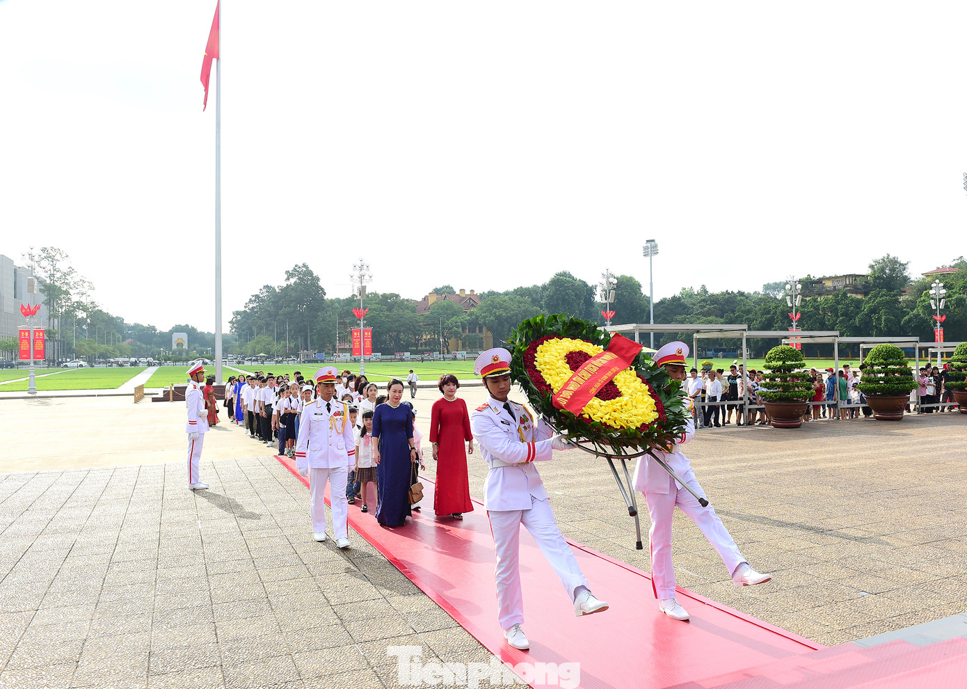 Đoàn đại biểu vào viếng lăng Chủ tịch Hồ Chí Minh. Ảnh: Xuân Tùng Đoàn đại biểu vào viếng lăng Chủ tịch Hồ Chí Minh. Ảnh: Xuân Tùng