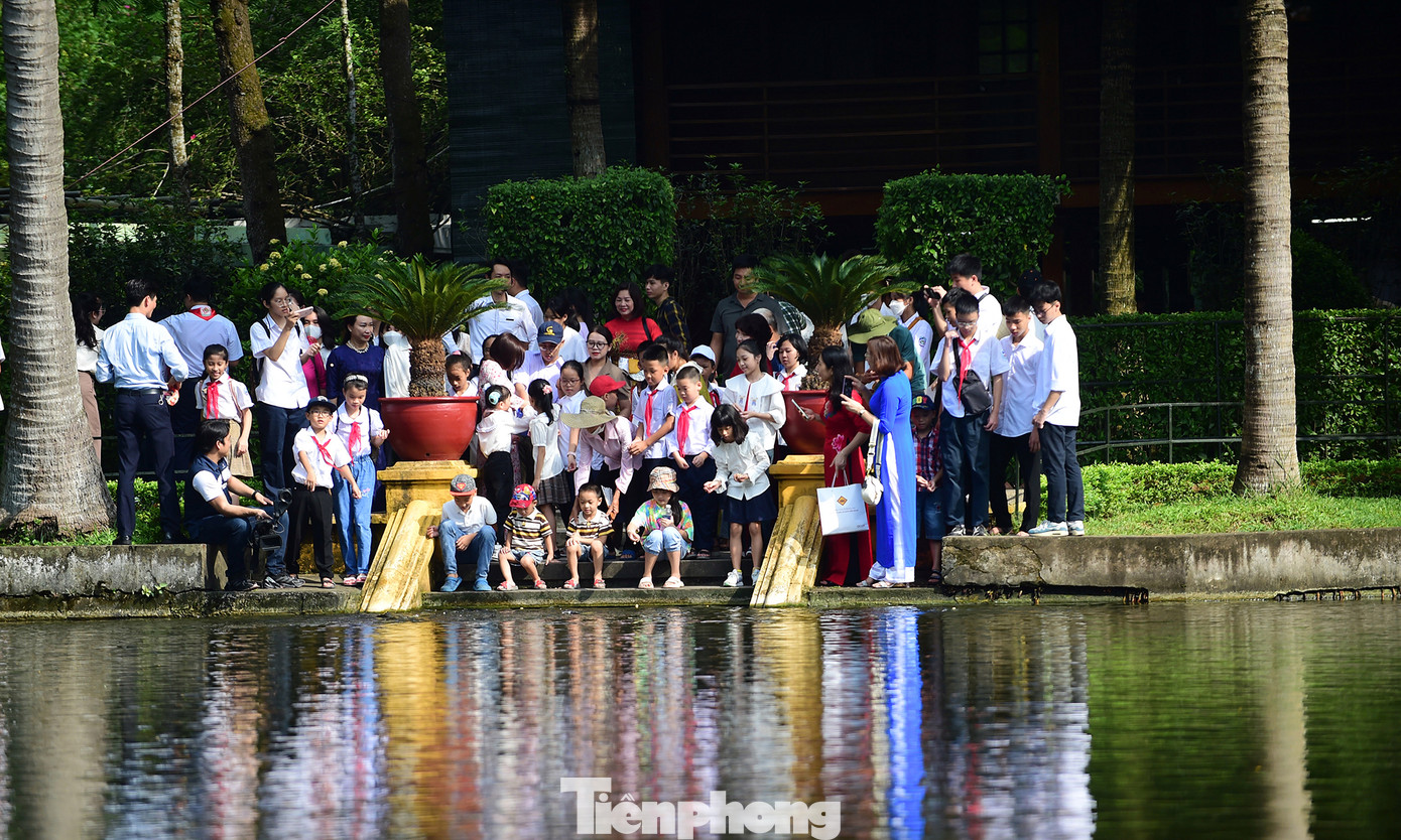 Các đại biểu bên ao cá Bác Hồ trong Khu di tích Phủ Chủ tịch. Ảnh: Xuân Tùng Các đại biểu bên ao cá Bác Hồ trong Khu di tích Phủ Chủ tịch. Ảnh: Xuân Tùng