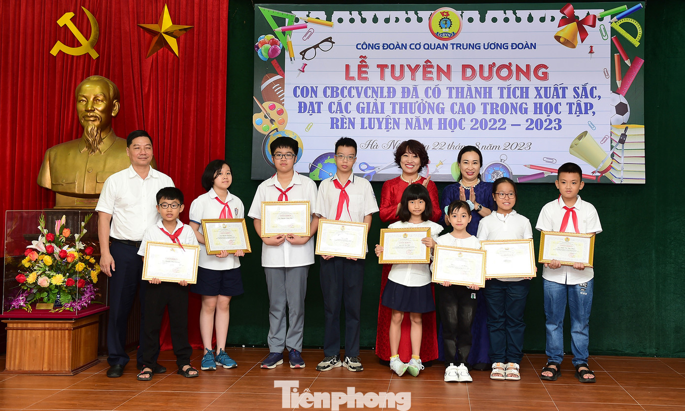 Công đoàn cơ quan T.Ư Đoàn trao tặng giấy khen cho các con cán bộ, công chức, viên chức và người lao động cơ quan có thành tích xuất sắc trong học tập, rèn luyện. Ảnh: Xuân Tùng Công đoàn cơ quan T.Ư Đoàn trao tặng giấy khen cho các con cán bộ, công chức, viên chức và người lao động cơ quan có thành tích xuất sắc trong học tập, rèn luyện. Ảnh: Xuân Tùng