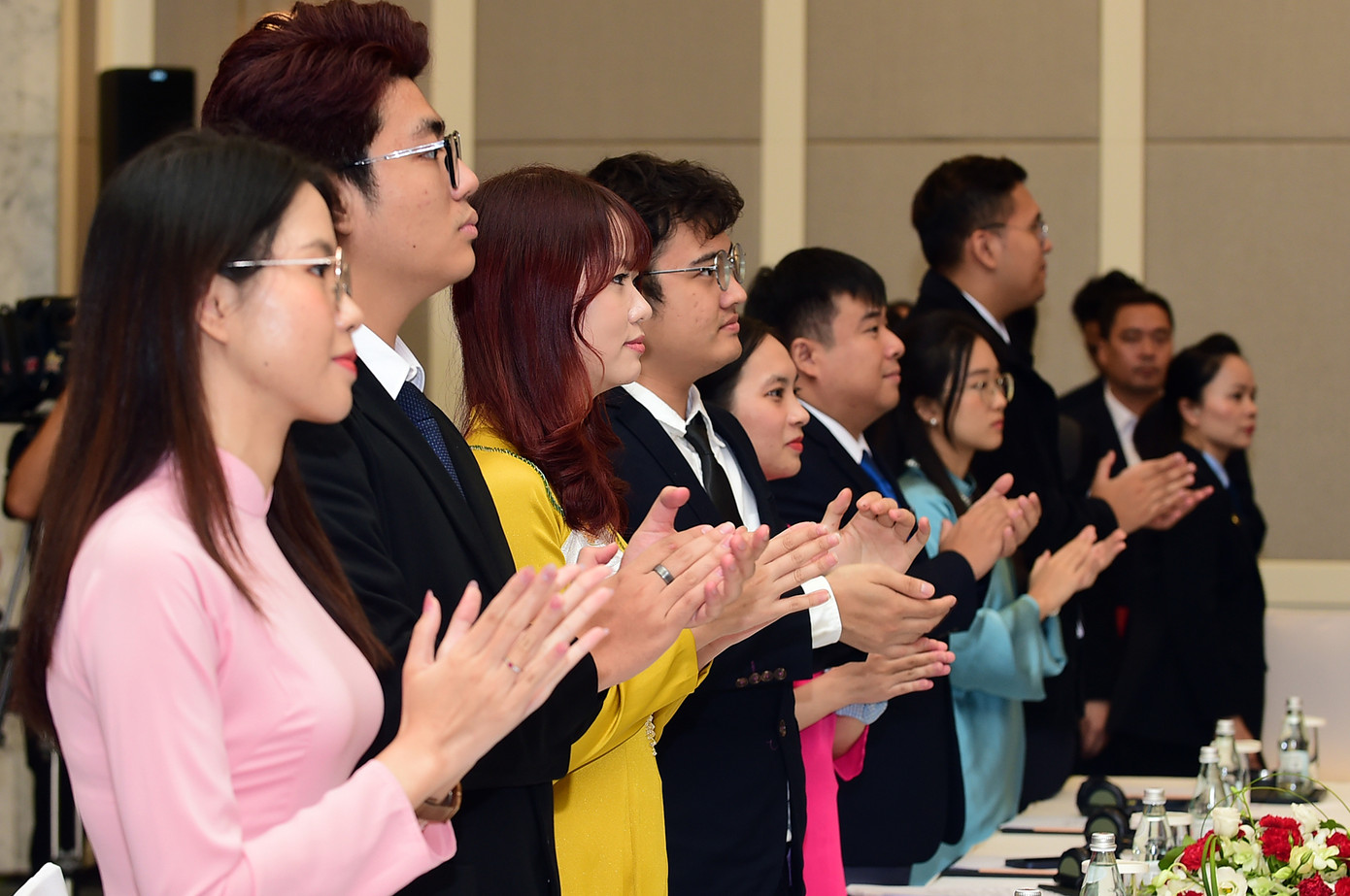 Đại biểu trẻ tham dự Chương trình Thủ tướng Việt Nam và Thủ tướng Singapore gặp mặt đại biểu thanh niên hai nước. Ảnh: Xuân Tùng Đại biểu trẻ tham dự Chương trình Thủ tướng Việt Nam và Thủ tướng Singapore gặp mặt đại biểu thanh niên hai nước. Ảnh: Xuân Tùng