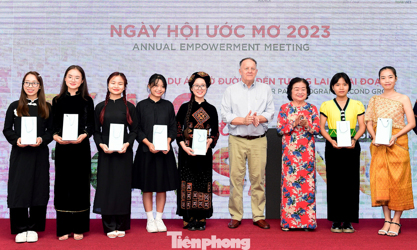 Bà Trương Mỹ Hoa - Chủ tịch Quỹ học bổng Vừ A Dính, và ông Rad Kivette - Tổng Giám đốc VinaCapital Foundation, trao quà động viên các nữ sinh dân tộc thiểu số. Ảnh: Xuân Tùng