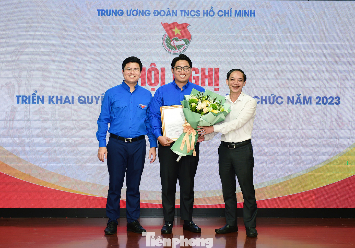 Anh Nguyễn Thanh Tùng - Phó Bí thư thường trực Đảng ủy cơ quan T.Ư Đoàn và anh Hoàng Đức Nam - Bí thư Đoàn cơ quan T.Ư Đoàn chúc mừng công chức mới nhận nhiệm vụ công tác về văn phòng Đảng - đoàn thể. Ảnh: Xuân Tùng