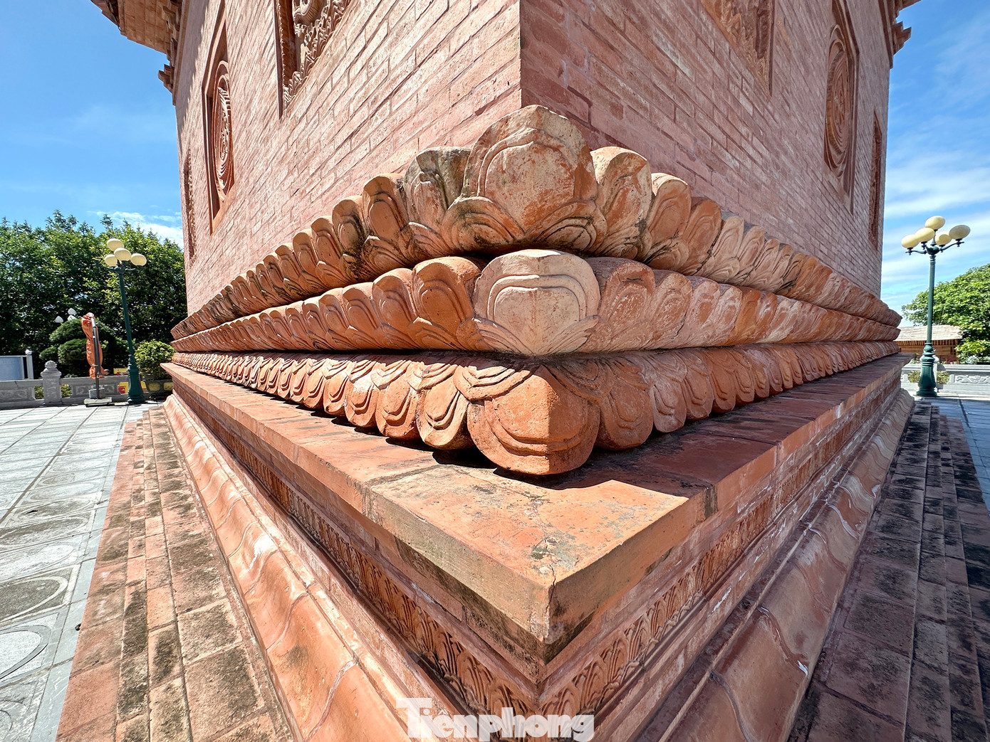 Hình ảnh tháp Tường Long và di tích khảo cổ học. Ảnh: Xuân Tùng