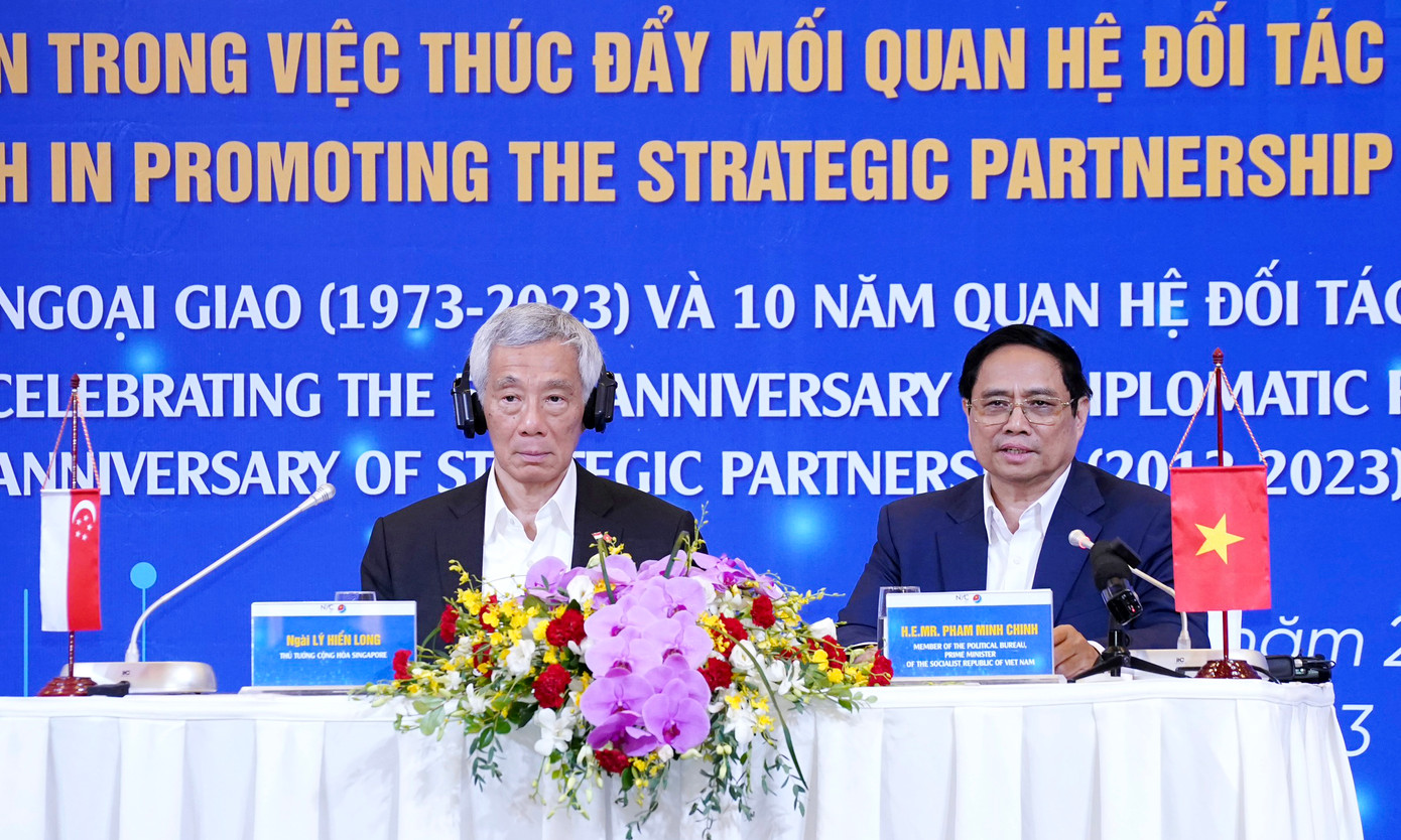 Thủ tướng Phạm Minh Chính và Thủ tướng Lý Hiển Long gặp mặt đại biểu thanh niên hai nước. (Ảnh: Như Ý)