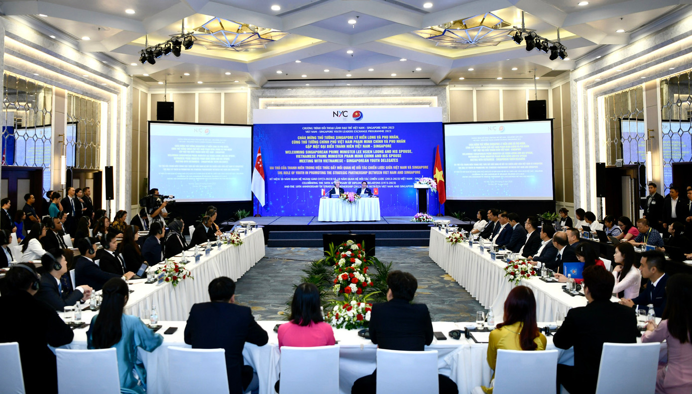 Toàn cảnh chương trình Thủ tướng Phạm Minh Chính và Thủ tướng Lý Hiển Long gặp mặt đại biểu thanh niên hai nước. (Ảnh: Như Ý)