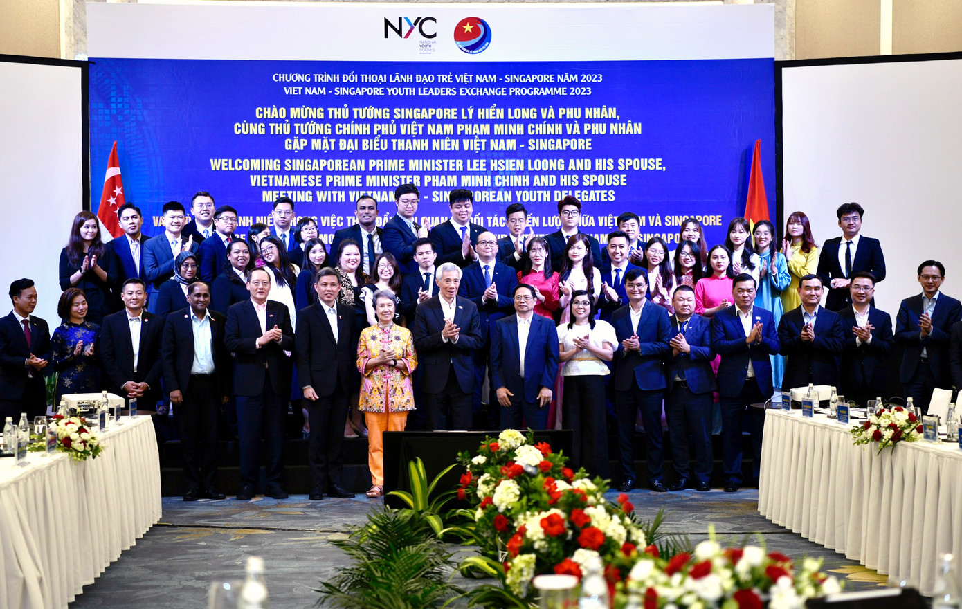 Thủ tướng Phạm Minh Chính và Thủ tướng Lý Hiển Long chụp ảnh lưu niệm cùng đại biểu chương trình. (Ảnh: Như Ý)