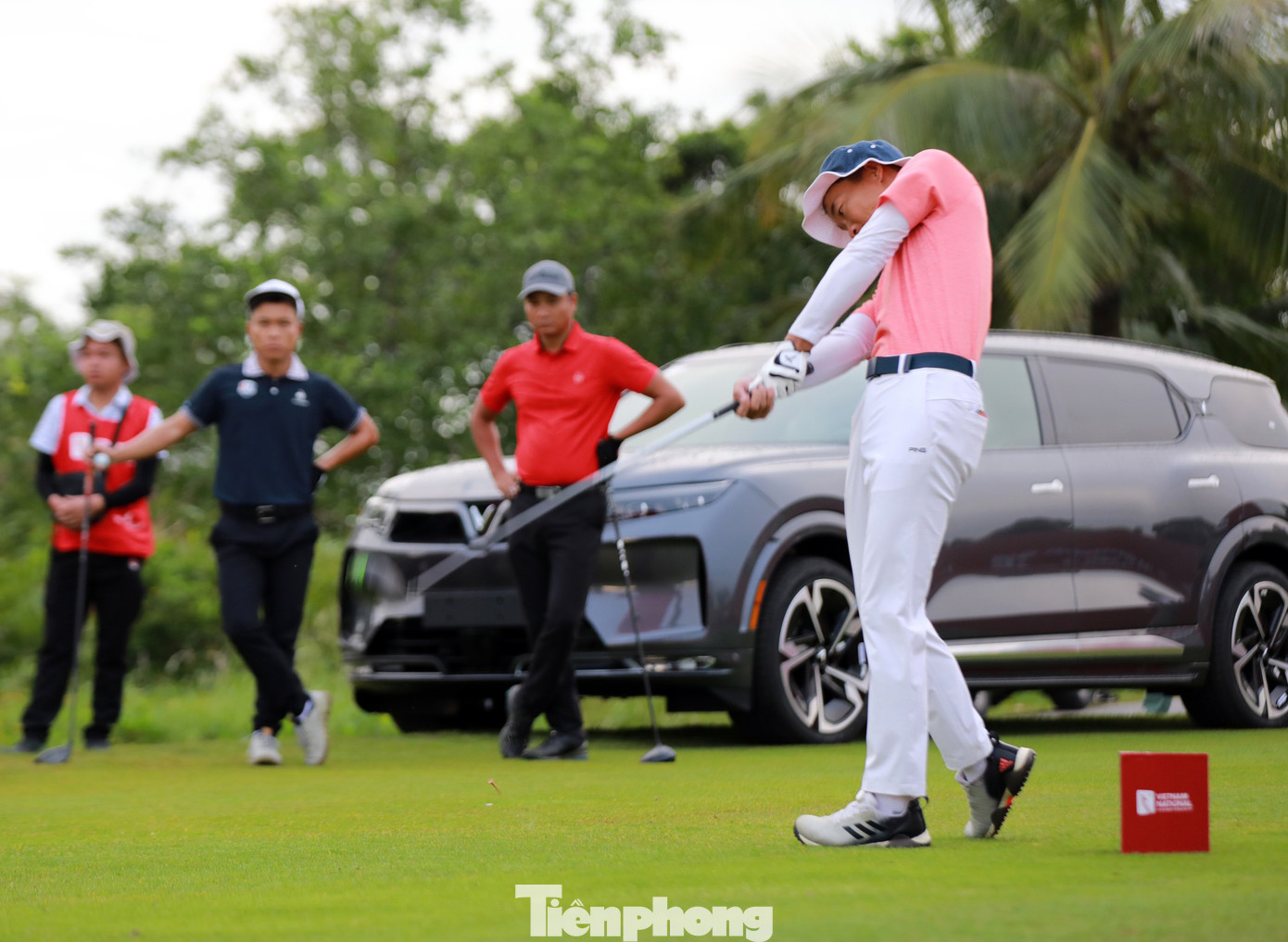 Các golfer đã thực hiện những cú đánh bóng mạnh cố gắng đưa bóng bay xa, an toàn và tạo thuận lợi cho cú đánh tiếp theo.