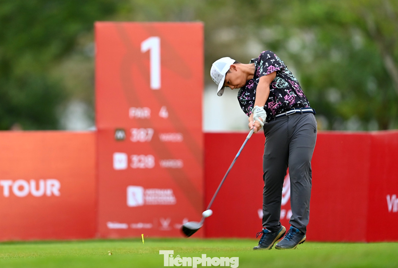 Các golfer đã thực hiện những cú đánh bóng mạnh cố gắng đưa bóng bay xa, an toàn và tạo thuận lợi cho cú đánh tiếp theo.