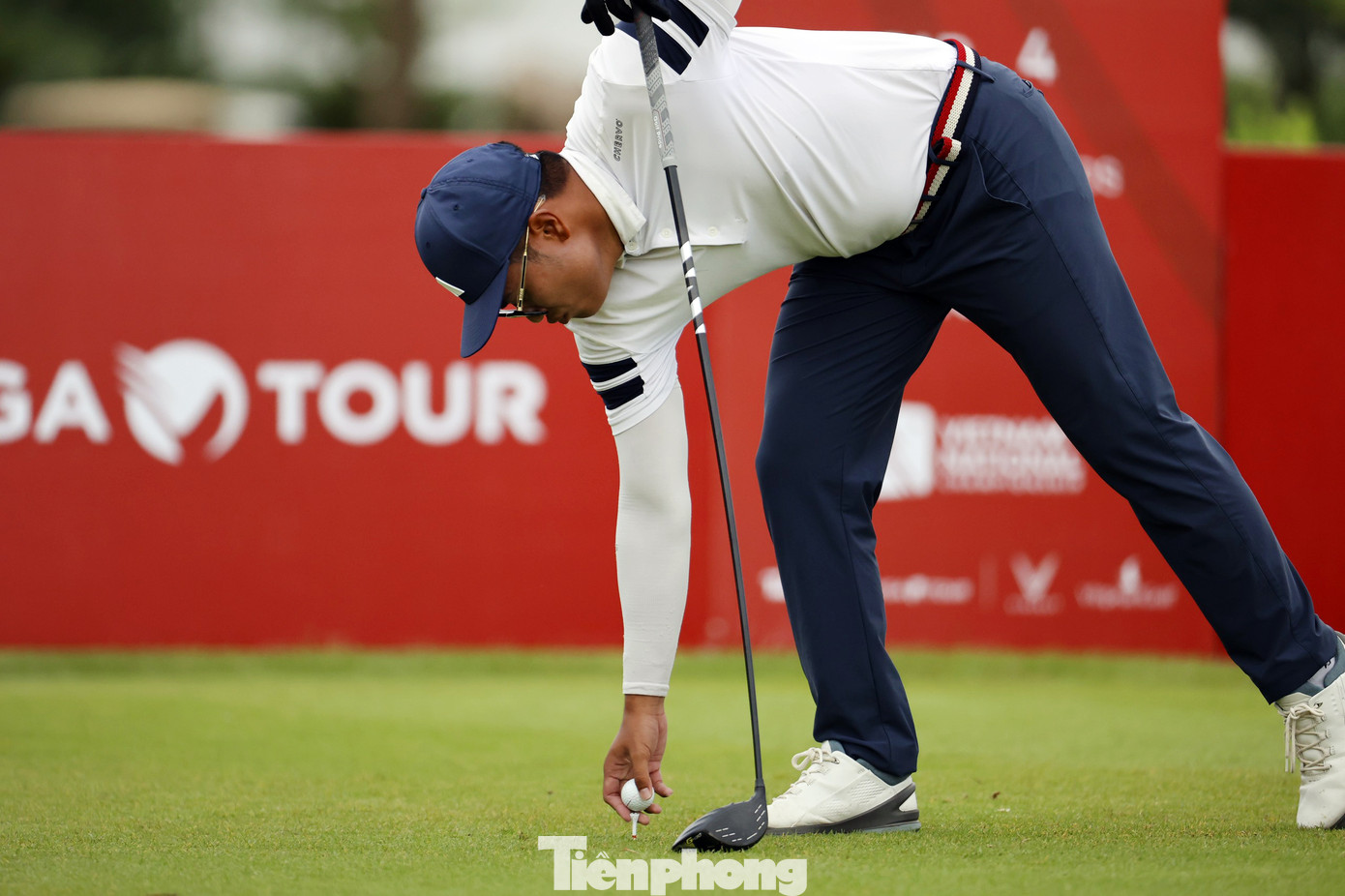 Các golfer sẵn sàng cho những cú phát bóng đầu tiên.