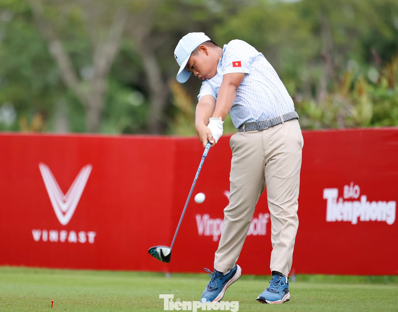 Các golfer đã thực hiện những cú đánh bóng mạnh cố gắng đưa bóng bay xa, an toàn và tạo thuận lợi cho cú đánh tiếp theo.