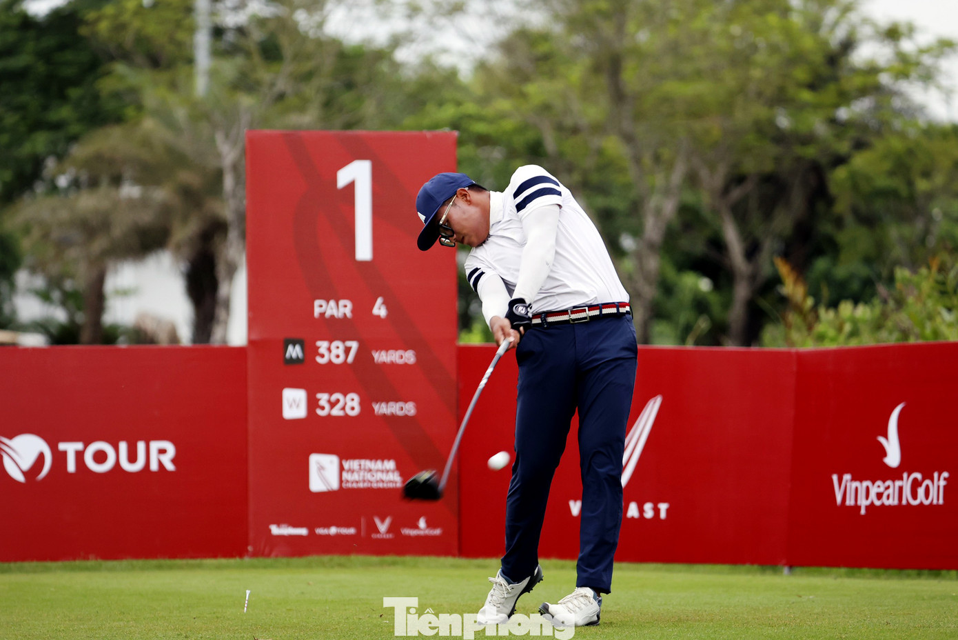 Các golfer đã thực hiện những cú đánh bóng mạnh cố gắng đưa bóng bay xa, an toàn và tạo thuận lợi cho cú đánh tiếp theo.