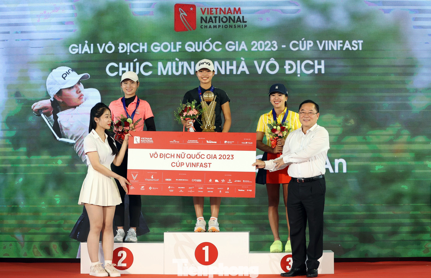 Nhà báo Lê Xuân Sơn - Tổng Biên tập báo Tiền Phong, đồng Trưởng ban Tổ chức giải trao Huy chương Vàng và cúp tặng nhà vô địch Lê Chúc An. Nhà báo Lê Xuân Sơn - Tổng Biên tập báo Tiền Phong, đồng Trưởng ban Tổ chức giải trao Huy chương Vàng và cúp tặng nhà vô địch Lê Chúc An.