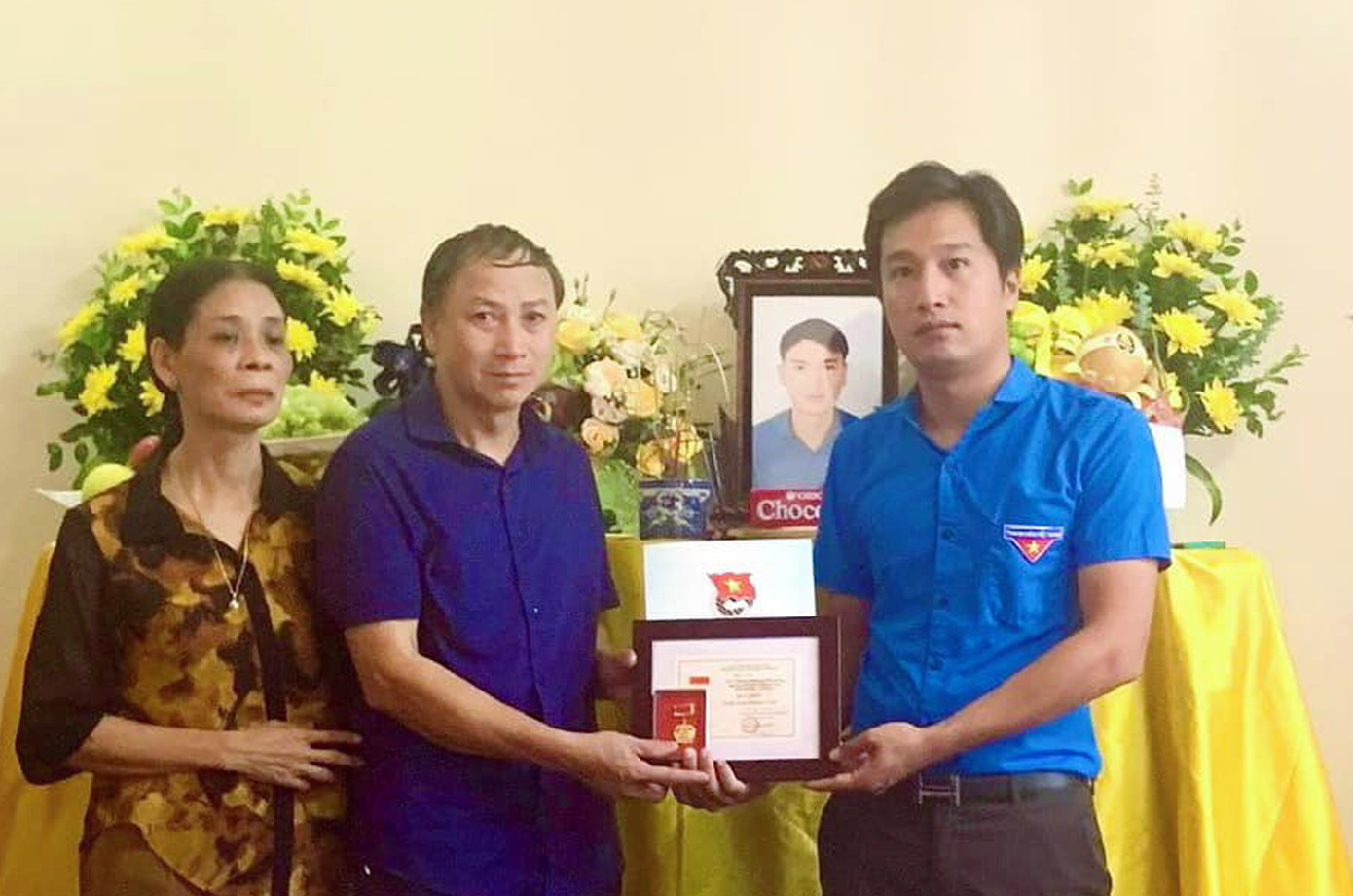 Anh Bùi Đức Giang trao quyết định truy tặng huy hiệu "Tuổi trẻ dũng cảm" đối với anh Phạm Hoàng Chương. Ảnh: TĐPT Anh Bùi Đức Giang trao quyết định truy tặng huy hiệu "Tuổi trẻ dũng cảm" đối với anh Phạm Hoàng Chương. Ảnh: TĐPT