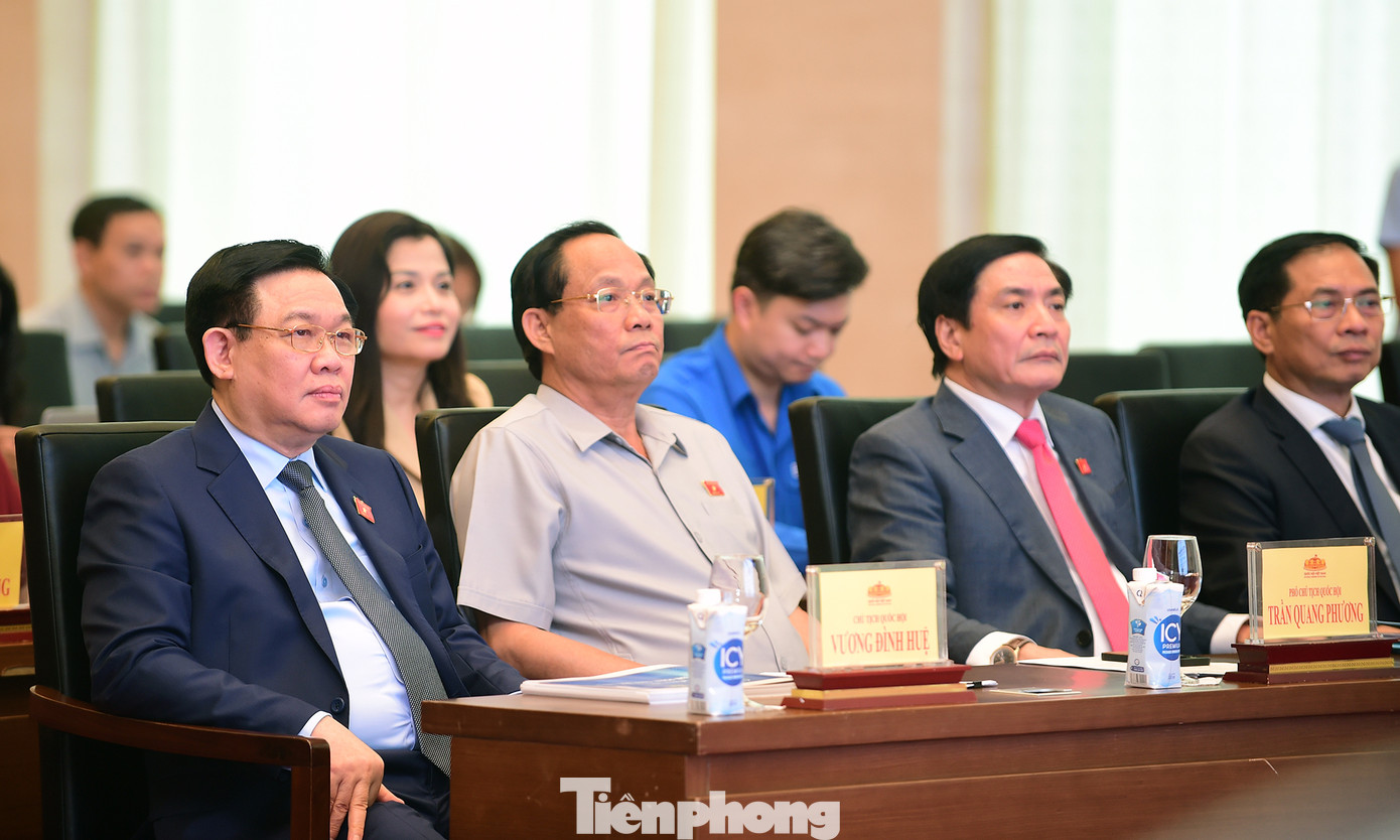 Chủ tịch Quốc hội Vương Đình Huệ và các đại biểu tham dự chương trình. Ảnh: Xuân Tùng