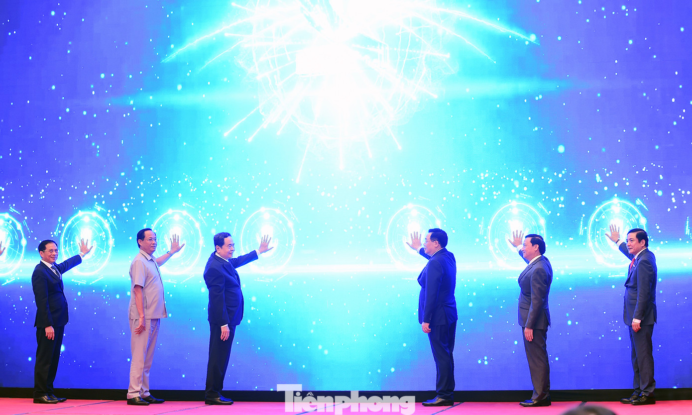 Các đại biểu thực hiện nghi thức công bố logo, bộ nhận diện và website Hội nghị Nghị sĩ trẻ toàn cầu lần thứ 9. Ảnh: Xuân Tùng