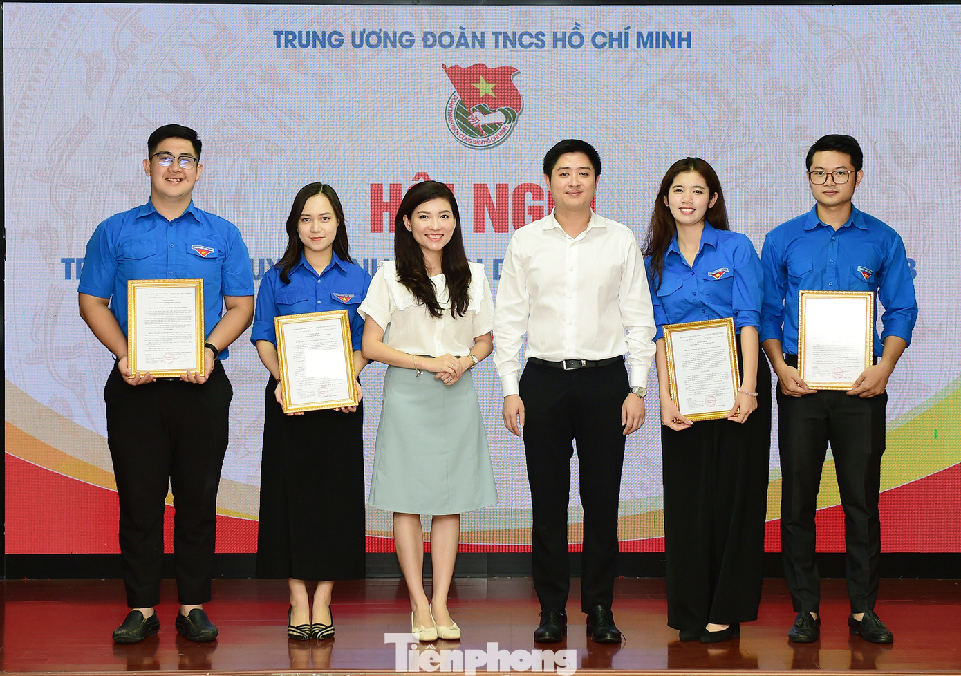 Chị Hồ Hồng Nguyên - Trưởng Ban Thanh niên trường học T.Ư Đoàn và anh Lâm Tùng - Phó Trưởng Ban Thanh niên trường học T.Ư Đoàn chúc mừng các công chức mới nhận nhiệm vụ công tác về Ban. Ảnh: Xuân Tùng