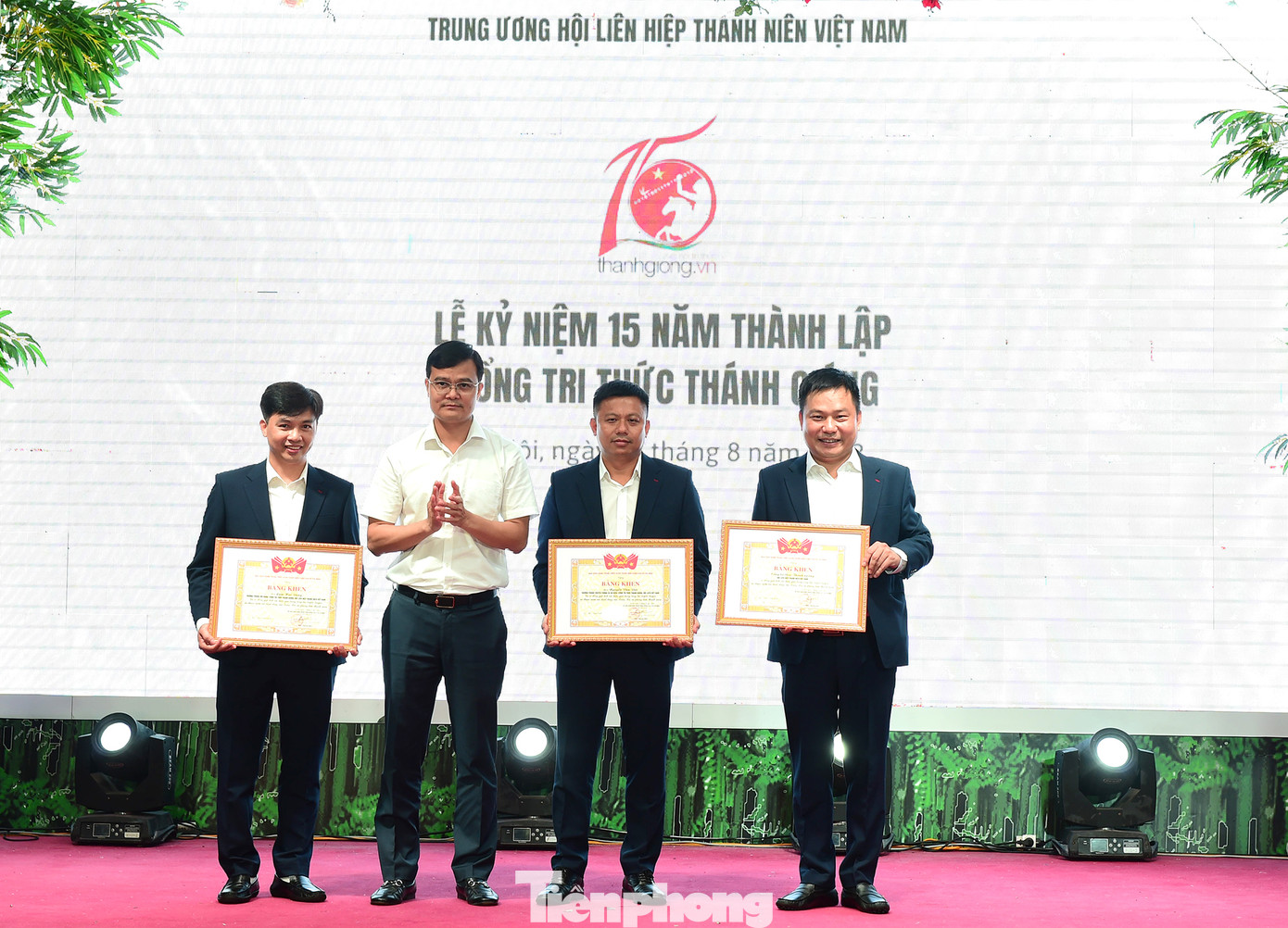 Anh Bùi Quang Huy tặng Bằng khen cá nhân Cổng Thánh Gióng. Ảnh: Xuân Tùng